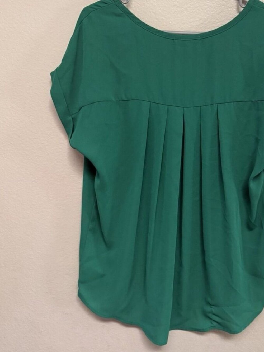 Women’s Size M Blouse Green Short Sleeve🎄 - Picture 2 of 2